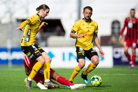 Elfsborgs Pawel Cibicki och Robert Gojani mot Östersunds