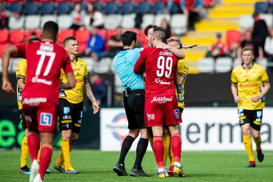 Östersunds Dino Islamovic och Elfsborgs Simon Strand i
