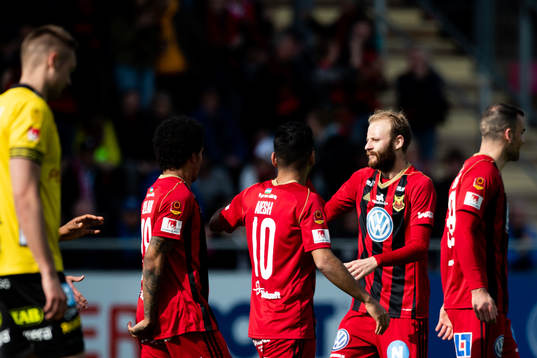 Östersunds Curtis Edwards jublar med Hosam Aiesh