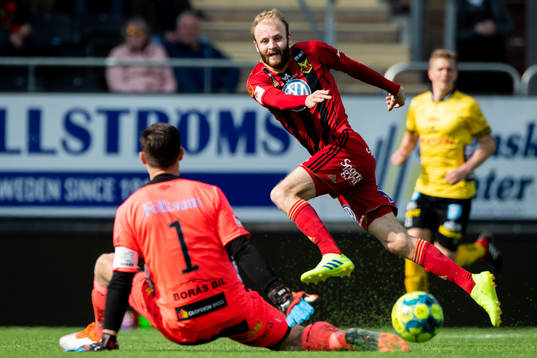 Östersunds Curtis Edwards mot Elfsborgs målvakt Kevin
