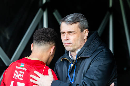 Östersunds tidigare ordförande Daniel Kindberg klappar om