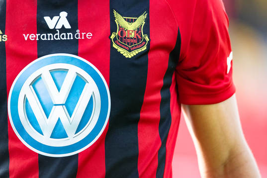 Östersunds klubbmärke på tröjan