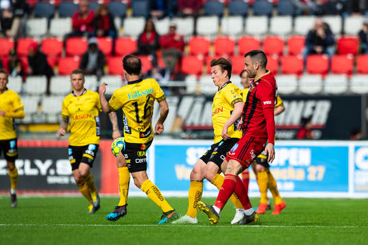 Elfsborgs Simon Olsson och Östersunds Dino Islamovic