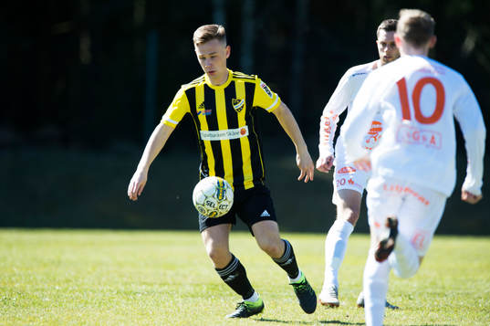 IFK Hässleholms Theo Ekström i matchen i division 2