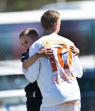 Älmeboda har gjort 1-0 och en ung supporter hoppar upp i
