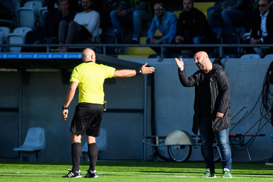 GAIS tränare Bosko Orovic reagerar mot domaren