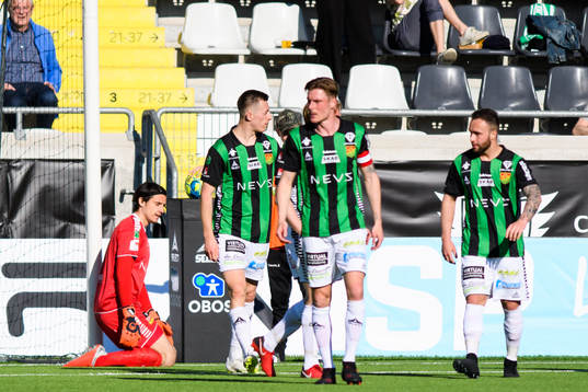 GAIS målvakt Damir Mehic och spelare deppar