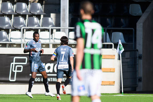 Brages Christian Kouakou jublar med Robbin Sellin