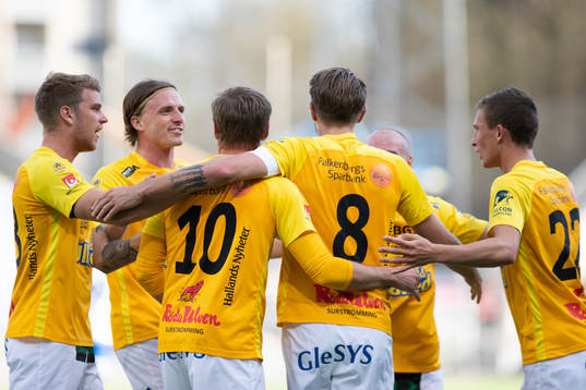 Falkenbergs spelare jublar med Tobias Karlsson
