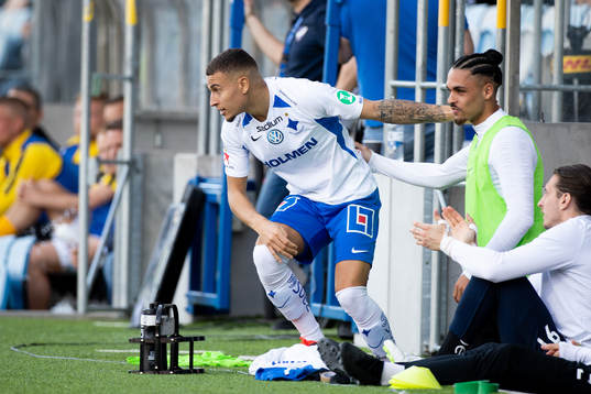 IFK Norrköpings Jordan Larsson jublar med bänken