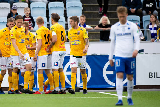 Falkenbergs spelare jublar