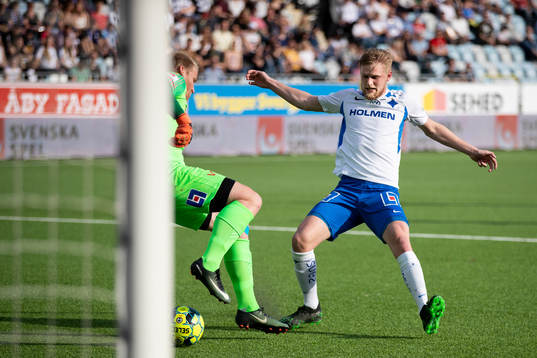 IFK Norrköpings Kalle Holmberg oroar mot Falkenbergs