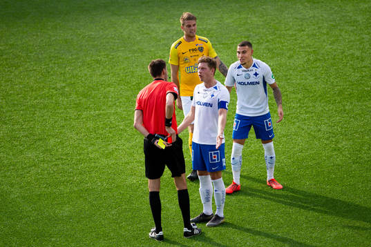 IFK Norrköpings Jordan Larsson får sitt andra gula kort