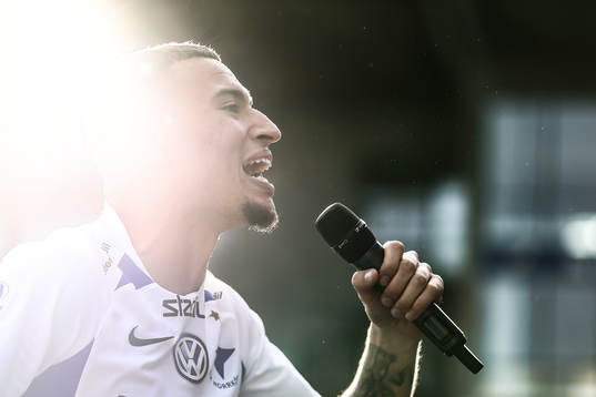 IFK Norrköpings Jordan Larsson jublar och sjunger med