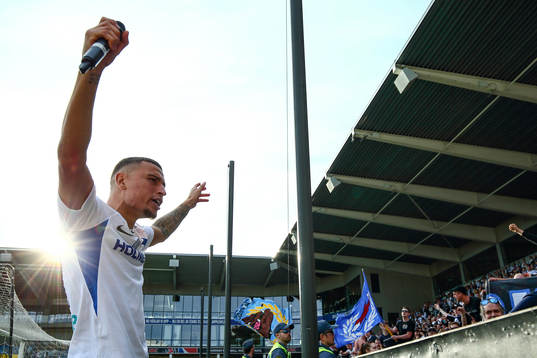 IFK Norrköpings Jordan Larsson jublar och sjunger med