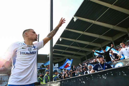 IFK Norrköpings Jordan Larsson jublar och sjunger med
