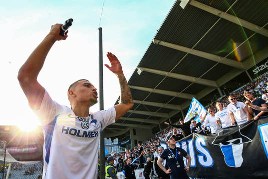 IFK Norrköpings Jordan Larsson jublar och sjunger med