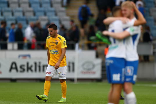 Edi Sylisufaj deppar och Norrköpings spelare jublar