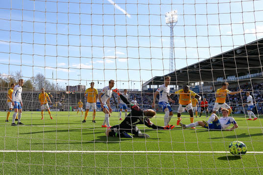 Självmål 1-1 av IFK Norrköpings Kasper Larsen förbi