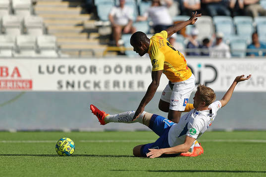 Falkenbergs Nsima Peter och IFK Norrköpings Kasper Larsen