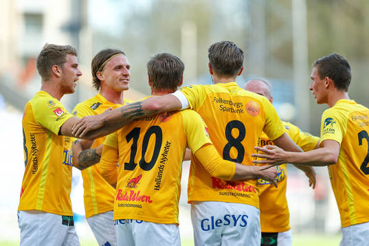 Falkenbergs spelare jublar