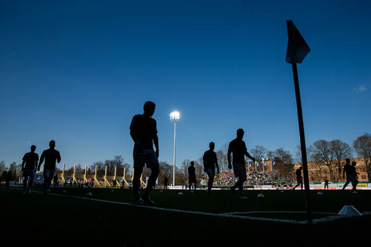 Malmö FFs spelare värmer upp