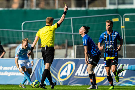 Sirius Jonas Lindberg får gult kort av domare Glen Nyberg