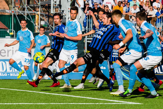 Sirius Philip Haglund rensar undan bollen framför Malmö