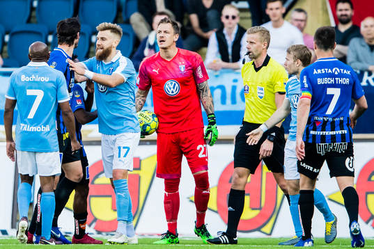 Sirius Philip Haglund i diskussion med Malmö FFs Johan