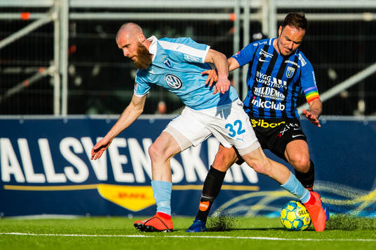 Sirius Niklas Busch Thor tar bollen framför Malmö FFs Jo