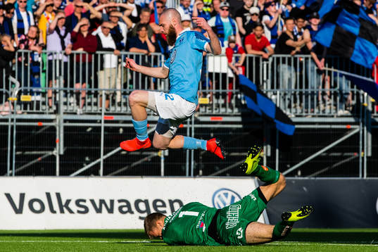 Sirius målvakt Lukas Jonsson tar bollen framför Malmö