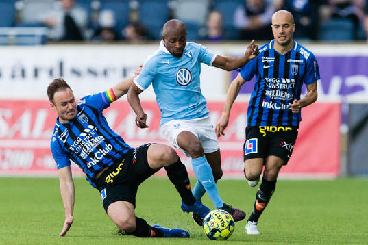 Malmö FFs Fouad Bachirou i kamp om bollen med Sirius