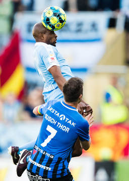 Malmö FFs Fouad Bachirou i en nickduell med Sirius Niklas
