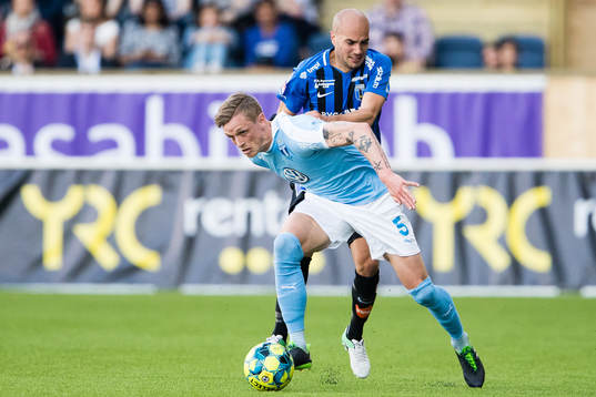 Malmö FFs Sören Rieks i kamp om bollen med Sirius Karl