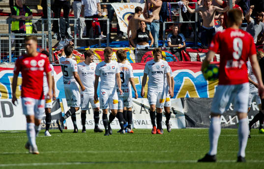 Örgrytes Victor Sköld gör 0-1 och jublar