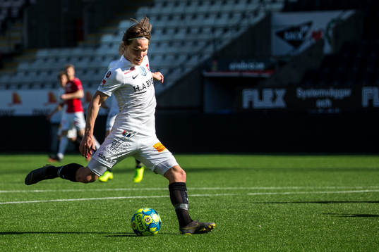Örgrytes Filip Almström Tähti skjuter