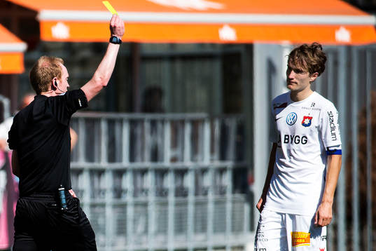 Örgrytes Oliver Stanisic får gult kort