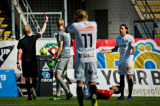 Örgrytes Danny Ervik får rött kort