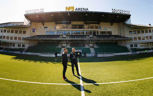 Kalmars tränare Magnus Pehrsson innan fotbollsmatchen i