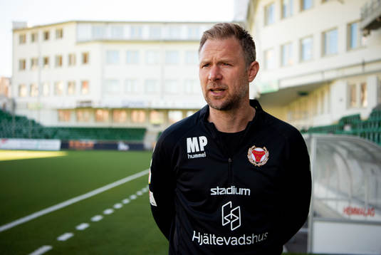 Kalmars tränare Magnus Pehrsson innan fotbollsmatchen i