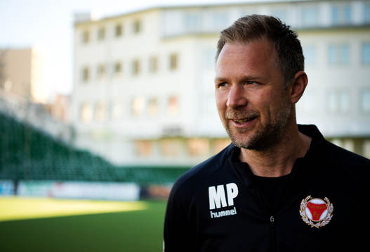 Kalmars tränare Magnus Pehrsson innan fotbollsmatchen i