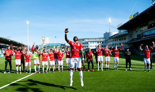 Kalmars Papa Alioune Diouf jublar