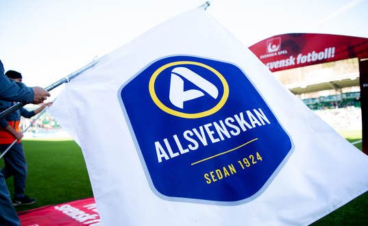 En flagga vid inmarsch innan fotbollsmatchen i Allsvenskan