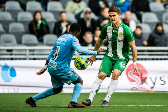 AFC Eskilstunas Ousmane Camara stoppar boll från Hammarbys