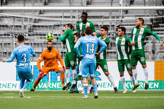 AFC Eskilstunas Kadir Hodzic lägger frispark som nickas