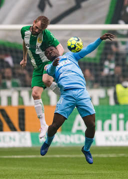 Hammarbys Mads Fenger Nielsen i en nickduell med AFC