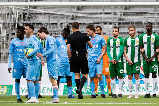 Hammarbys spelare ställer upp en mur medans AFC