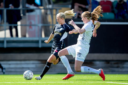 Göteborgs Rebecka Blomqvist mot Eskilstunas Vaila Barsley