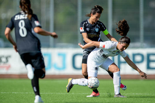 Eskilstunas Loretta Kullashi mot Göteborgs Beata Kollmats