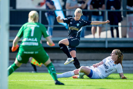 Göteborgs Rebecka Blomqvist mot Eskilstunas Vaila Barsley